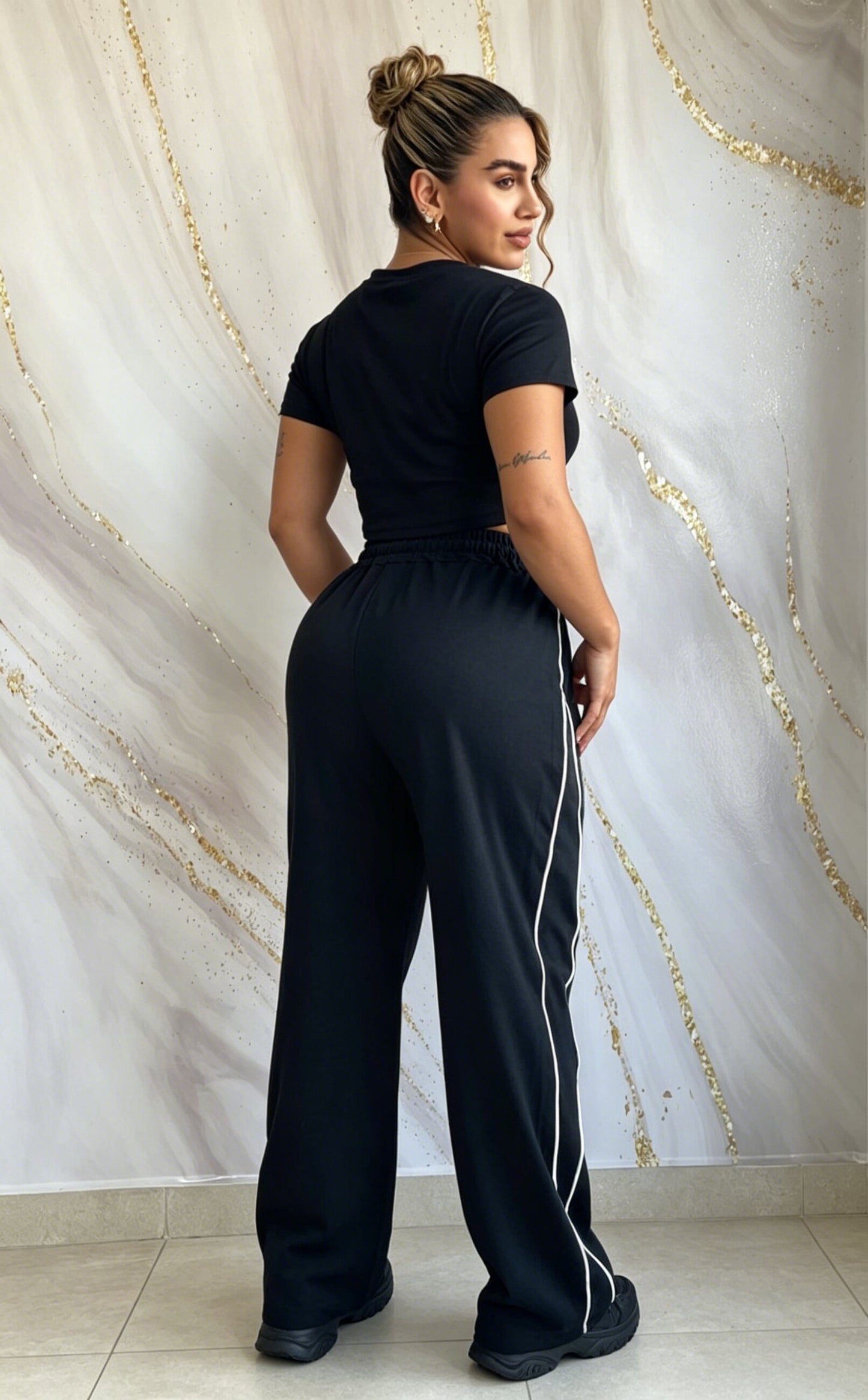 Stylish Short-sleeved Top and High-waisted Wide-leg Pants Sports Casual Set