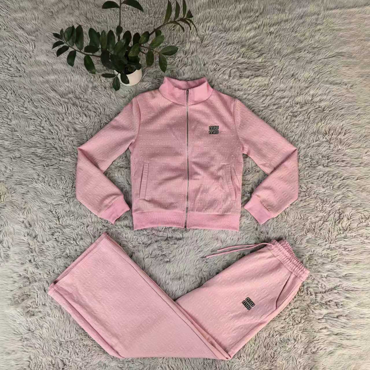 Stylish Embossed Long-Sleeved Zipper Casual Sports Suit