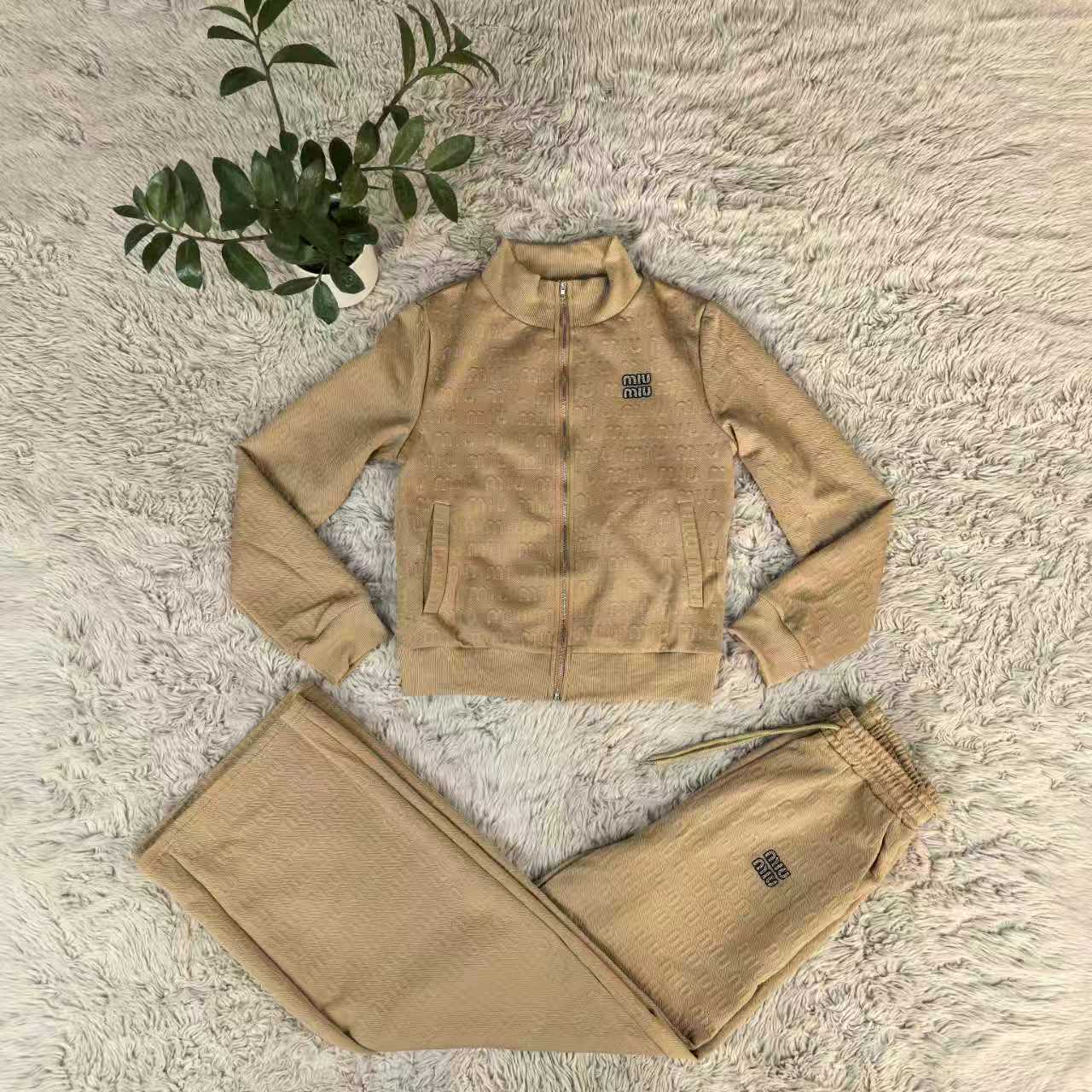 Stylish Embossed Long-Sleeved Zipper Casual Sports Suit