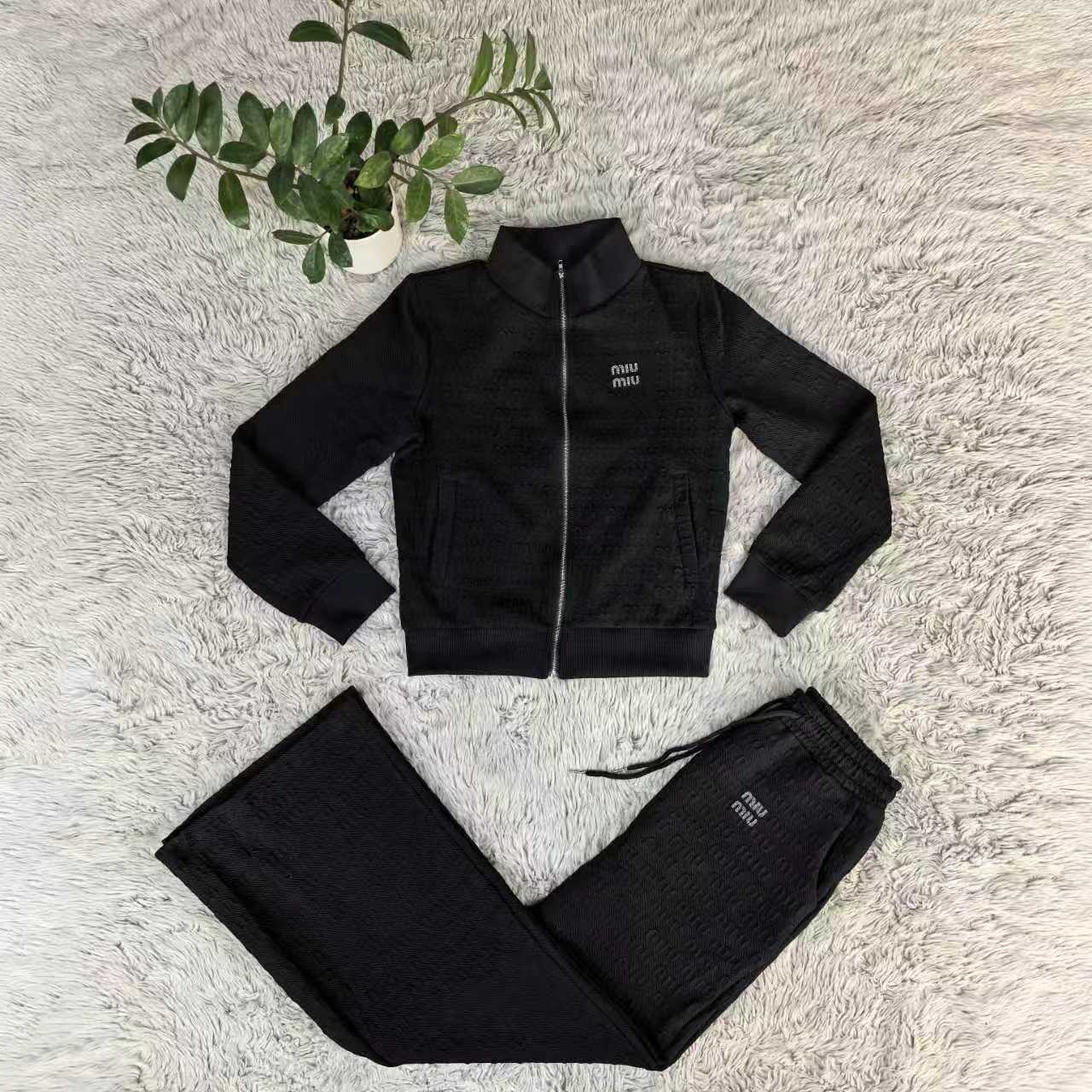 Stylish Embossed Long-Sleeved Zipper Casual Sports Suit